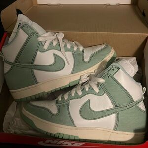 Women’s Mint Green Dunks High Top Size 7